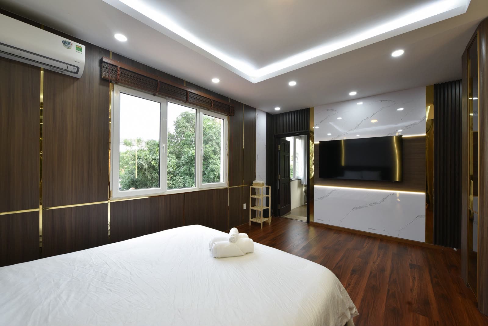 Master 2, queen bed facing a wall-mounted TV